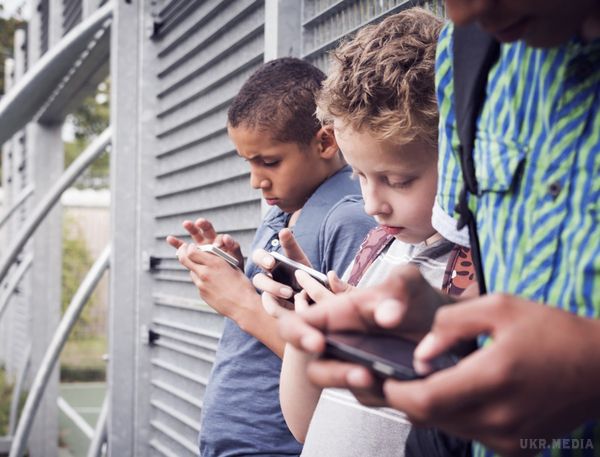 Вчені розповіли, чому дітям не потрібно давати смартфони. Науковці рекомендують обмежувати маленьких дітей у використанні гаджетів.
