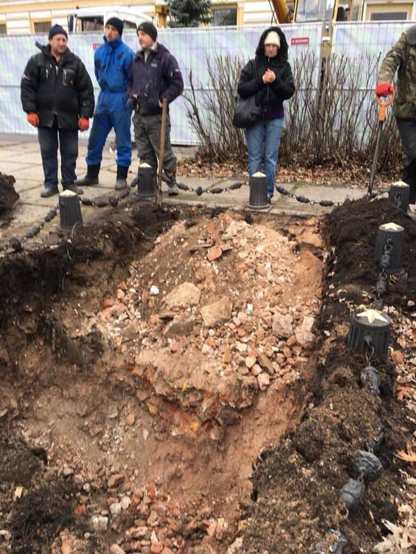 У Харкові з могили зник червоний комісар. Миколу Руднєва планували перепоховати цієї зими, але замість кісток робітники знайшли лише сміття.