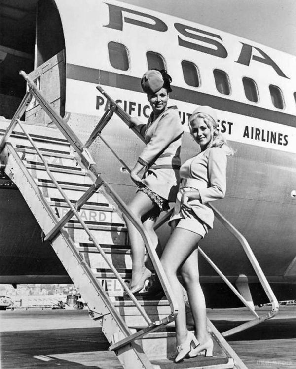 Якими були стюардеси 50 років тому. Пікантні дівчата в небі.