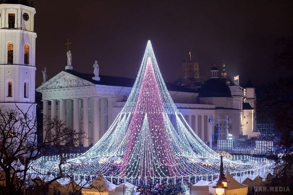 Новорічна ялинка у Вільнюсі вразила мережу. Чарівні фото.