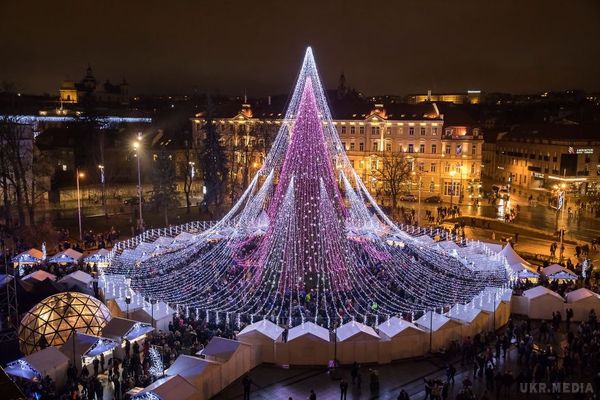 Новорічна ялинка у Вільнюсі вразила мережу. Чарівні фото.