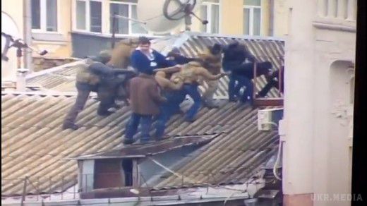 З'явилося відео затримання Саакашвілі на даху. Михайло Саакашвілі був затриманий на даху будинку по вулиці Костьольній, де він проживає,