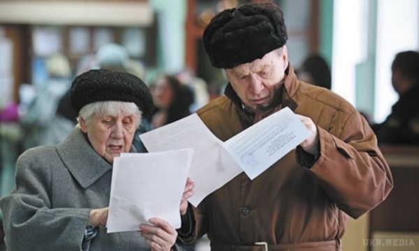 В Україні  середня пенсія восени становить 2448 грн -  пенсійний фонд.  Середній розмір пенсії восени в порівнянні з січнем цього року збільшився на 41,1%, склавши, таким чином, 2447,95 грн.
