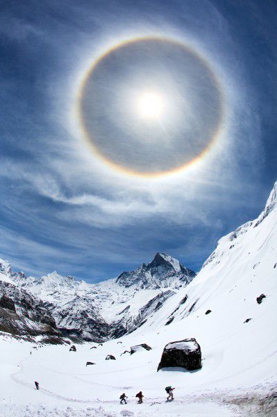 Лижник зняв в горах Швейцарії дивне сонячне сяйво. Гало, по суті, атмосферне оптичне явище, що світиться навколо Сонця чи Місяця. 