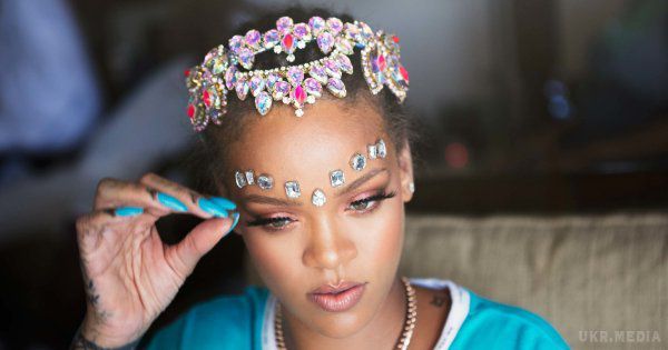 Апетитна Rihanna прикрасила Vogue. Ефектні фото.