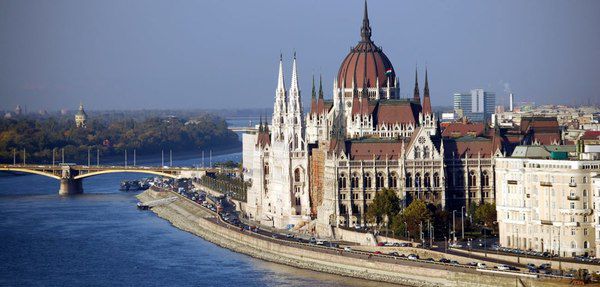 Угорщина тепер називає освітній закон України порушенням зобов'язань перед НАТО. Будапешт продовжує шантажувати Київ і вимагає відкликання закону.