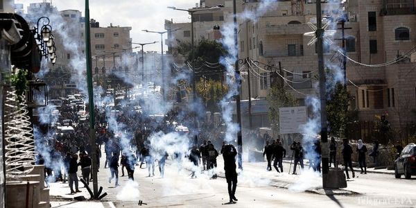 В Єрусалимі почалися масові заворушення через заяви Трампа. Біля стін Старого міста в Єрусалимі почалися протести між палестинцями та ізраїльськими силовиками.