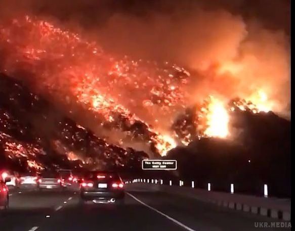 Пекельне відео — ось що творять всепожирающие лісові пожежі в Каліфорнії. Це відео нарешті змусить тебе раз і назавжди викреслити пункт про палаючий вогонь з набила не одну оскому присловья про три речі на які можна дивитися нескінченно.