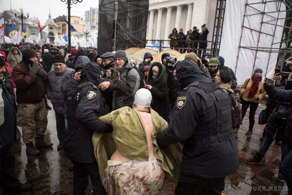 Гола активістка Femen, яка виступала під Радою, виявилася філологом. Активістка Femen, яка провела акцію протесту у наметовому містечку під Верховною Радою у Києві, за фахом є філологом.
