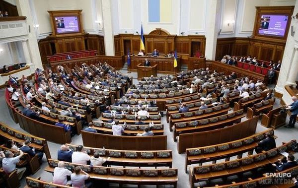 Рада збільшила зарплати нардепів. За проголосували 235 народних депутатів.