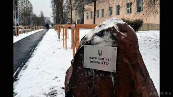 У Києві вандали познущалися над Алеєю Героїв. У столиці відбувся черговий випадок вандалізму.