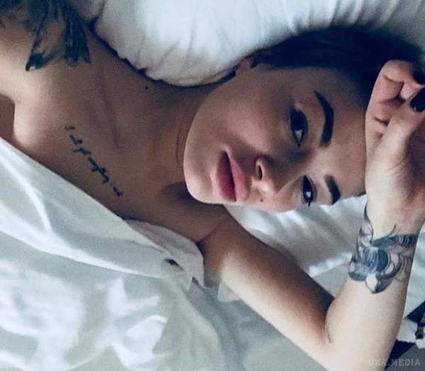 Зухвала Настя Приходько виклала в Мережу непристойне фото. Співачка зробила селфі в ліжку і поділилася ним у Інстаграм.