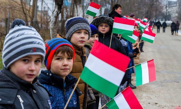Після мовного скандалу Закарпатті охопило масова втеча. Етнічні угорці почали масово покидати Україну.