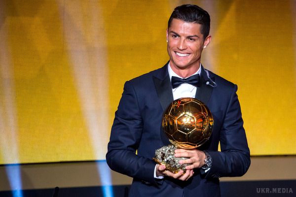 Кріштіану Роналду отримав п'ятий «Золотий м'яч». У Парижі вручили «Золотий м'яч» найкращому футболістові року за версією журналу France Football.