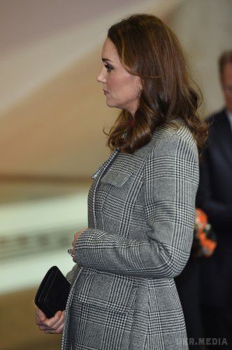 Вагітна Кейт Міддлтон з'явилася на публіці в короткому червоному платті. Образ герцогині Кембриджської знову вразив публіку наповал.