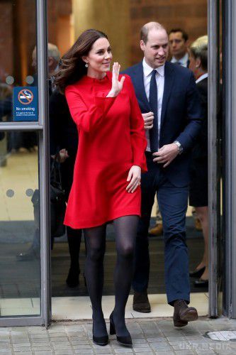Вагітна Кейт Міддлтон з'явилася на публіці в короткому червоному платті. Образ герцогині Кембриджської знову вразив публіку наповал.