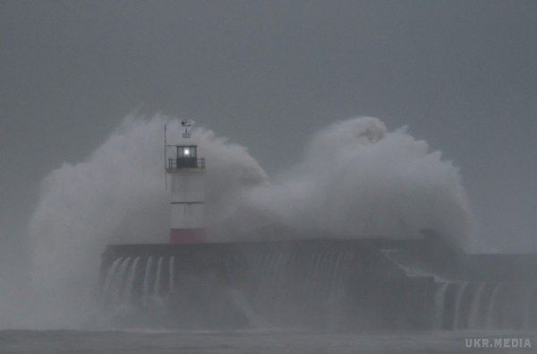 На Британію обрушився циклон «Кароліна». У північних районах Шотландії швидкість вітру в поривах місцями досягала 145 км/ч.