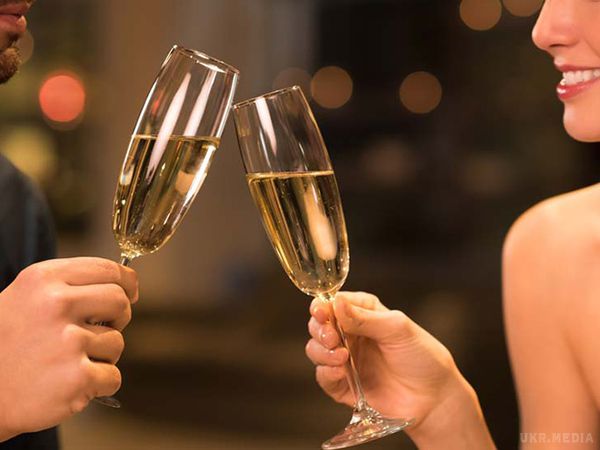 Експерти з'ясували, який напій забезпечить пристрасний секс. Шампанське сприятливо впливає на інтимне життя і позитивно впливає на тривалість стану ерекції.