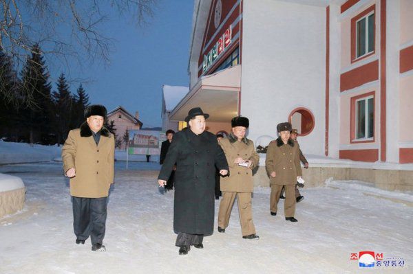 Нові фото глави КНДР збентежили мережу. Кім Чен Ин з посмішкою та сигаретою.