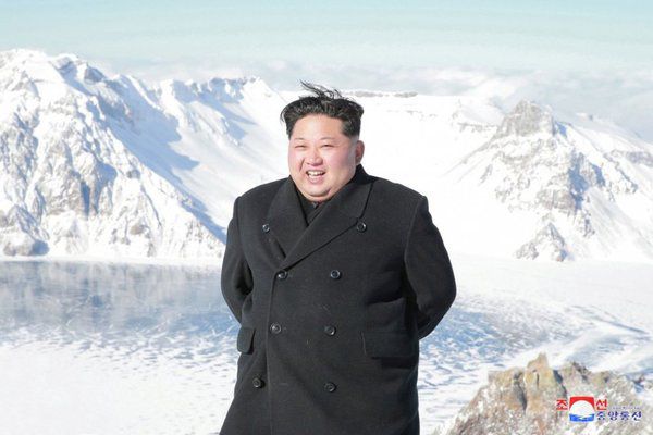 Нові фото глави КНДР збентежили мережу. Кім Чен Ин з посмішкою та сигаретою.