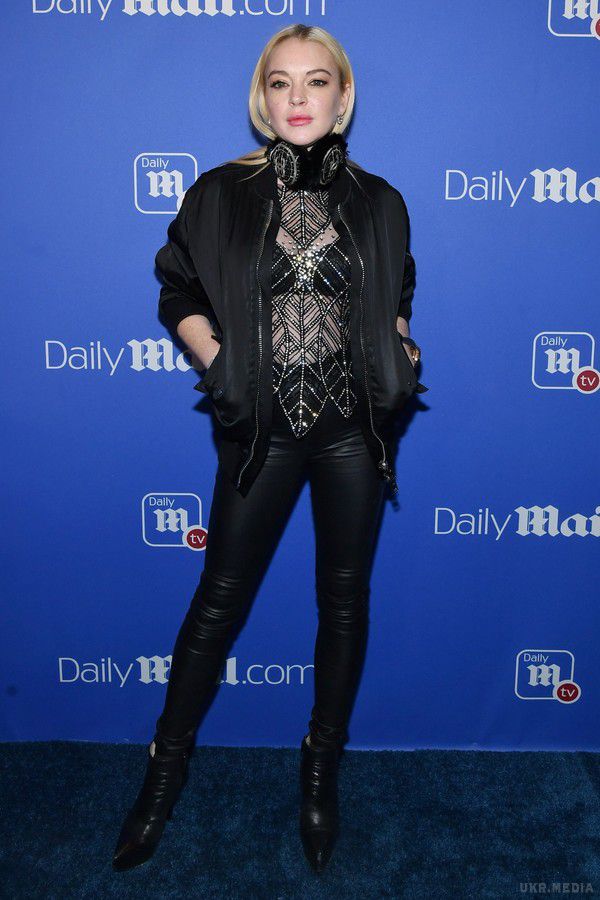 Ліндсі Лохан вийшла в світ у сміливому вбранні. Новий ефектний наряд Ліндсі Лохан.