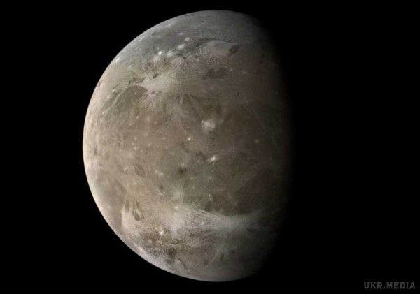 Уфологи знайшли квадратний НЛО на супутнику Юпітера. Таку думку висловили уфологи після детального вивчення знімків, отримані з космічного апарату «Галілео» у 2000 році.
