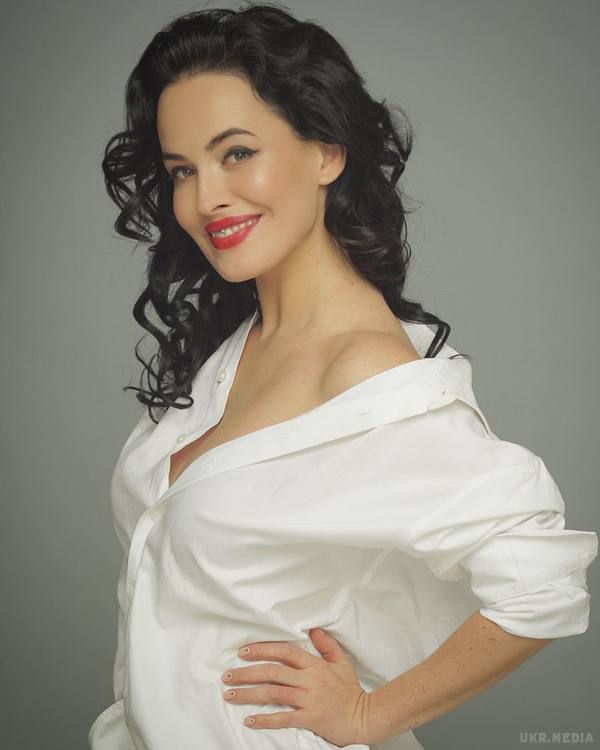 Даша Астаф'єва показала кадри з гарячої фотосесії. 32-річна Дарія зіграла одну з головних роль в українській комедії "Свінгери", який вийде на великих екранах вже з 1 грудня.