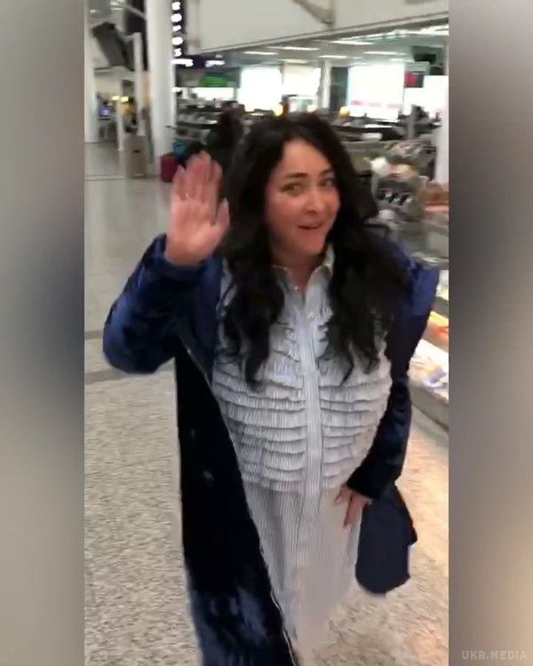 Лоліта шокувала громадськість шаленим танцем в аеропорту. Лоліта Мілявська не втомлюється шокувати публіку епатажними витівками.