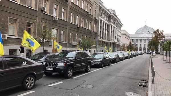 Кількість авто на єврономерах, які незаконно перебувають в Україні, вражає. Всього на митну територію України в режимах тимчасового ввезення та транзиту ввезли більше 1,8 млн транспортних засобів з іноземною реєстрацією. 