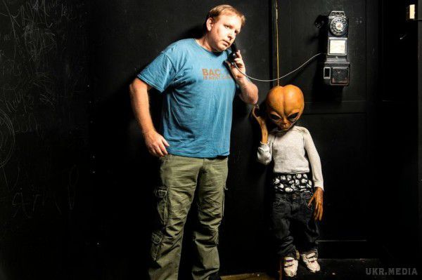 Британець підкорив Мережу своєї веселої фотосесією з інопланетянами. Скориставшись моментом, він зробив серію смішних фото.