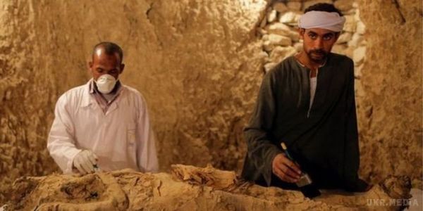 У Єгипті з гробниці дістали мумію віком 3,5 тисячі років. В Єгипті показали вміст раніше не досліджену гробницю в стародавньому місті Луксор на Нілі.