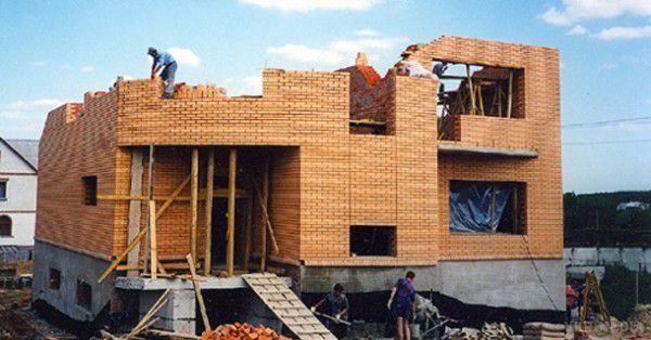 Починайте будувати свій будинок, не «наступати на граблі». При виборі ділянки, плануванні на ньому знадобиться геодезичний супровід будівництва — щоб спочатку не пішло все шкереберть. 
