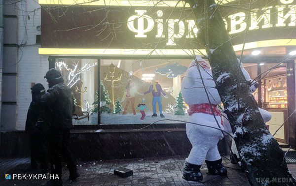 Прихильники Саакашвілі розгромили магазин "Рошен" поблизу СІЗО СБУ. Активісти розбили одне вікно в магазині компанії Петра Порошенка.