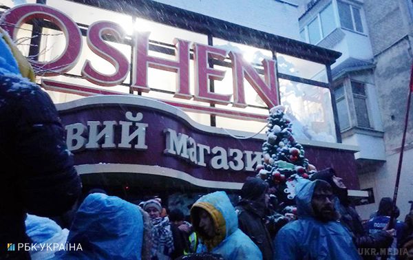 Прихильники Саакашвілі розгромили магазин "Рошен" поблизу СІЗО СБУ. Активісти розбили одне вікно в магазині компанії Петра Порошенка.