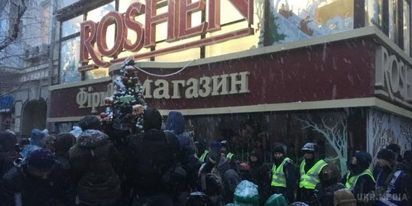 Марш за імпічмент: на Майдані, розбили вітрини магазину Roshen (фото). Мітингувальники, які вийшли на вулиці столиці, вимагали звільнити лідера партії "Рух нових сил".