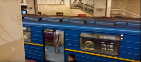 Голий чоловік в київському метро хотів викрасти поїзд (відео). Очевидці події уточнюють, що інцидент стався на станції «Червоний хутір», це кінцева зупинка Сирецько-Печерської лінії.