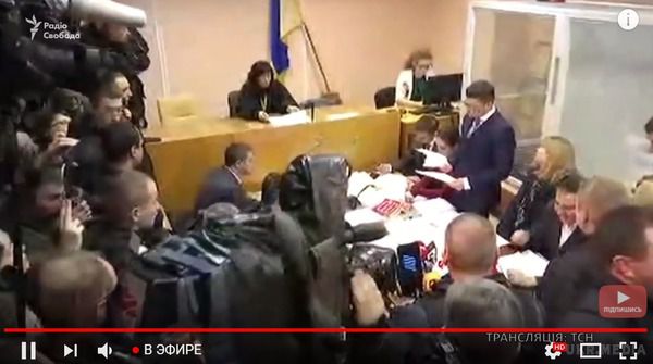 У суд над Саакашвілі прийшла Тимошенко - прихильники політика прориваються в зал суду. Пряма онлайн відео трансляція.