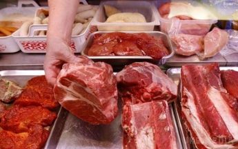 Зіпсоване м'ясо на прилавках: експерти розповіли, як відрізнити прострочені продукти. Експерти радять вивчати дату на стікері і зовнішній вигляд продукту, а також не рекомендують брати м'ясо в спеціях.