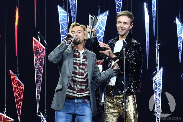 Барських та Бадоєв забрали одразу дві статуетки з музичної премії M1 Music Awards. Співак Макс Барських отримав одразу дві статуетки.