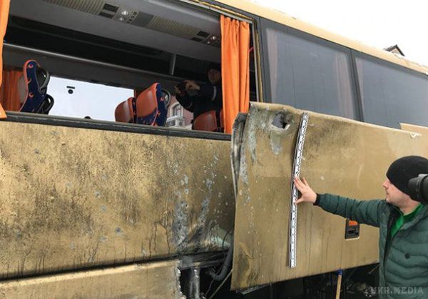 Автобус польських туристів під Львовом обстріляли з РПГ-26. Невідомий чоловік з РПГ-26 вистрелив у польський автобус, який перевозив туристів. Поліція кваліфікувала це як теракт.