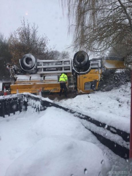 Снігопади спричинили транспортний хаос по всій Британії. У Британії водіїв попереджають про хаос на дорогах, оскільки сильний сніг на вихідних, через який тисячі людей провели ніч в аеропортах, перетворив дороги на "ковзанку".