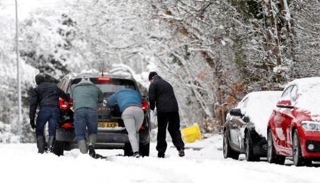 Снігопади спричинили транспортний хаос по всій Британії. У Британії водіїв попереджають про хаос на дорогах, оскільки сильний сніг на вихідних, через який тисячі людей провели ніч в аеропортах, перетворив дороги на "ковзанку".