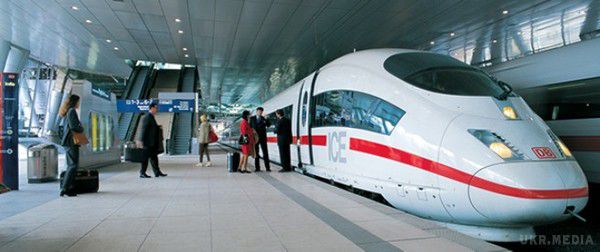 Німецький диво-поїзд зламався в перший день роботи. Високошвидкісний поїзд Берлін-Мюнхен концерну Deutsche Bahn в перший же день експлуатації поламався в дорозі.