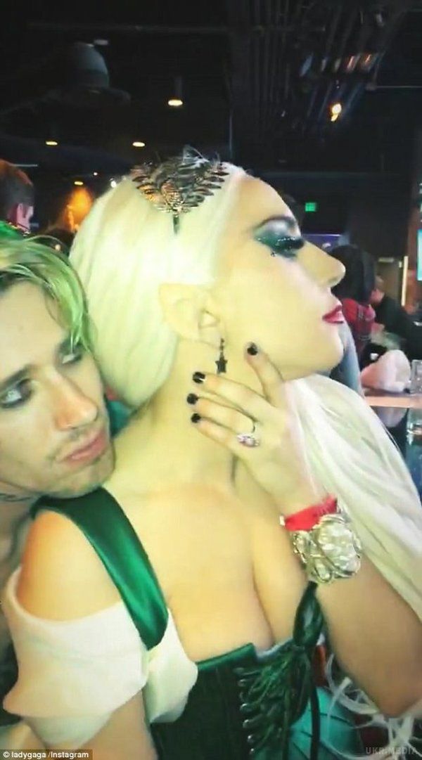 Леді Гага показалася в образі сексуального ельфа. Святковий дух вже добрався до відомої співачки Леді Гаги – зірка виклала кадри в костюмі ельфа.