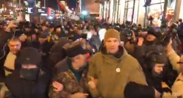 У Києві хаос, сотні людей кинулися зустрічати Саакашвілі. Зараз у центрі столиці радісний хаос.
