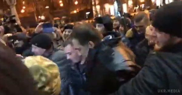 У Києві хаос, сотні людей кинулися зустрічати Саакашвілі. Зараз у центрі столиці радісний хаос.
