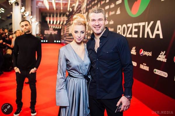 Тоня Матвієнко показала фото з двома чоловіками - щаслива. Напередодні у Києві відбулася церемонія нагородження M1 Music Awards і, звісно, на неї прийшли всі відомі співаки українського шоу-бізу.