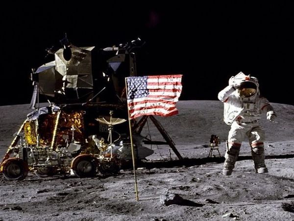 Астронавти США знову повернуться на Місяць. Президент США Дональд Трамп підписав документ про повернення американських астронавтів до дослідження Місяця і можливості польотів на Марс, 