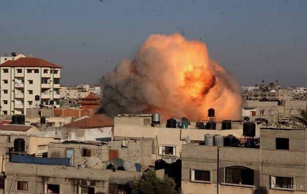 Ізраїль завдав удару по декількох військових об'єктах "ХАМАС" в Сектору Газа. У відповідь на ракетний обстріл території єврейської держави ізраїльські літаки і танки в понеділок завдали удару по декількох військових об'єктах "ХАМАС" в секторі Газа.