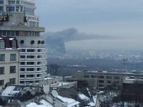 У Києві велика пожежа на лівому березі. Виїхали 14 пожежних автомобілів.